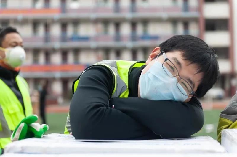 志愿者賈威：“累了，趴下歇會兒”